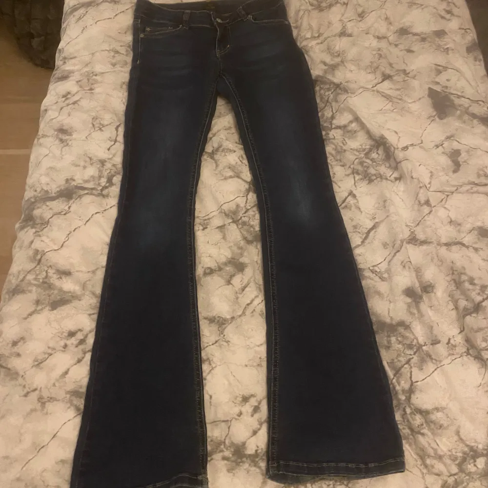 Ett par skitsnygga mörkblå lågmidjade jeans från Nelly. Slitningar där nere:) . Jeans & Byxor.