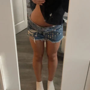 Lågmidjade jeans shorts  - Dem är i bra skick, knappt använda 