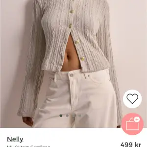 Säljer denna cardigan från Nelly som endast är använd en gång💕köptes för 499