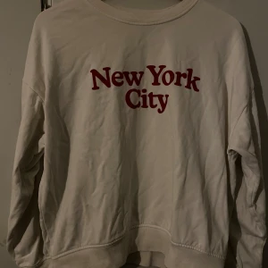 New York City sweatshirt  - Fin och skön Sweatshirt. Passar inte min stil. Använd nån gång! Skriv om du vill ha fler bilder 