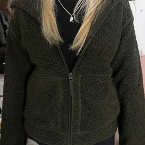 Slutsåld Teddy jacka HM - Den Slutsålda mycket efterfrågade Teddy jackan från hm. Prislapp kvar!!! 