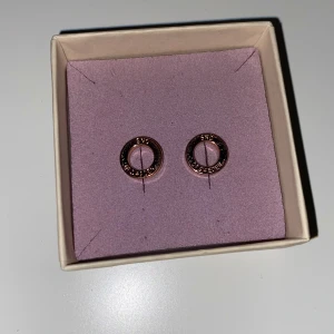 Snö örhängen  - Superfina örhängen från snö of sweden, helt oanvända och i bra skick💖