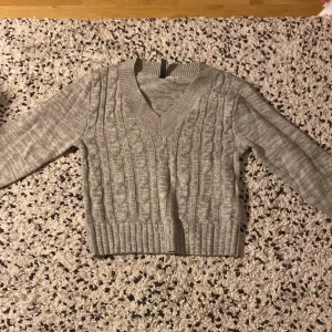 Kabelstickad tröja från HM - En knappt använd kabelstickad tröja från hm perfekt till hösten I toppskick 