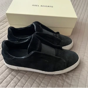 Axel arigato - Skorna är inköpta från Axel arigato butik i Stockholm för 2299 förr förra sommarn, men inte används så jätte mycket. Dustbag, låda, och såklart skorna ingår. Storlek: 44 och en halv. Kan även rengöra skorna om köparen vill det. Pris kan diskuteras!
