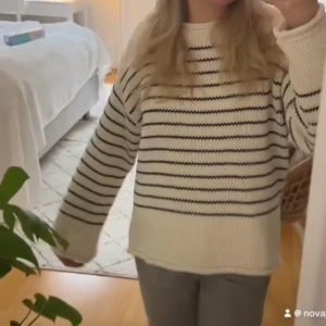 Stickad tröja från zara  - Randig stickad tröja från zara. Storlek S. 