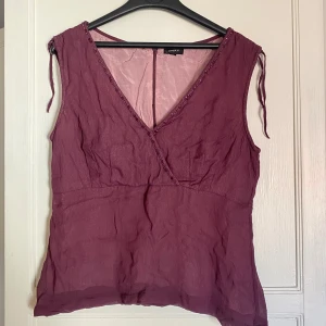 lila vintage topp - såå söt lila topp med omlottringning och paljetter! gammal lindex, står ingen storlek men skulle säga S/M! ❣️⭐️