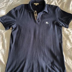 Burberry piké tröja - Burberry piké tröja. Storlek Small. I bra skick. Pris kan diskuteras vid snabb affär. 