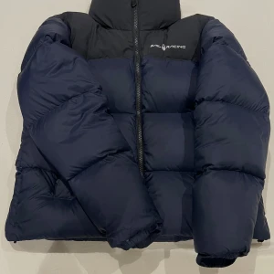 Sail Racing jacka  - Säljer en sail racing jacka i storlek s. Det ända negativa är att det är 3 små små hål fram på jackan inget man tänker på men annars är den bara skön och varm. men priset kan diskuteras vid snabb affär😁