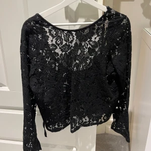 Spets topp - En fin spets topp med knyte i ryggen 