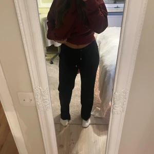 Svarta juicy couture byxor  - Byxorna är i storlek S de är en liten fläck där framme på byxorna men det syns knappt