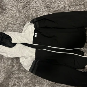 Helly Hansen skidjacka herr - Hej säljer nu denna skidjacka som ja bara använt 1 gång i en vecka förra vintern, den har blivit för liten för mig ny pris 3600kr