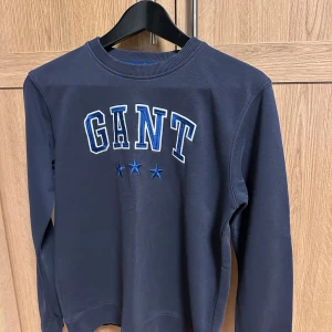 Gant sweatshirt  - En sweatshirt från gant i storleken 170 sitter som xs. Sweatshirten är använd fåtal gånger och är näst intill nyskick. Hör av dig vid minsta fundering. 🤝🍻