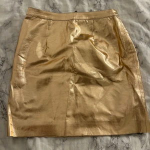 Kjol - Säljer denna fina guld/rosé kjolen. Aldrig använd har även etikett kvar. 