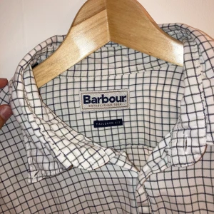 Barbour skjorta  - Väldigt snygg barbour skjorta i väldigt bra skick. Snygg till både vardag och fest!
