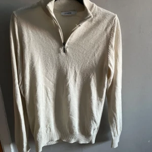 Beige stickad tröja. - En tunn stickad fin tröja.  Ett bra skick.  Tvättas innan försäljning. 