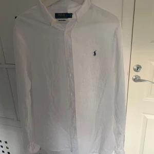 Ralph lauren skjorta - Tja!! Säljer denna sjukt snygga Ralph lauren. 10/10 skick och slim fit storlek M. Vid fundering skriv