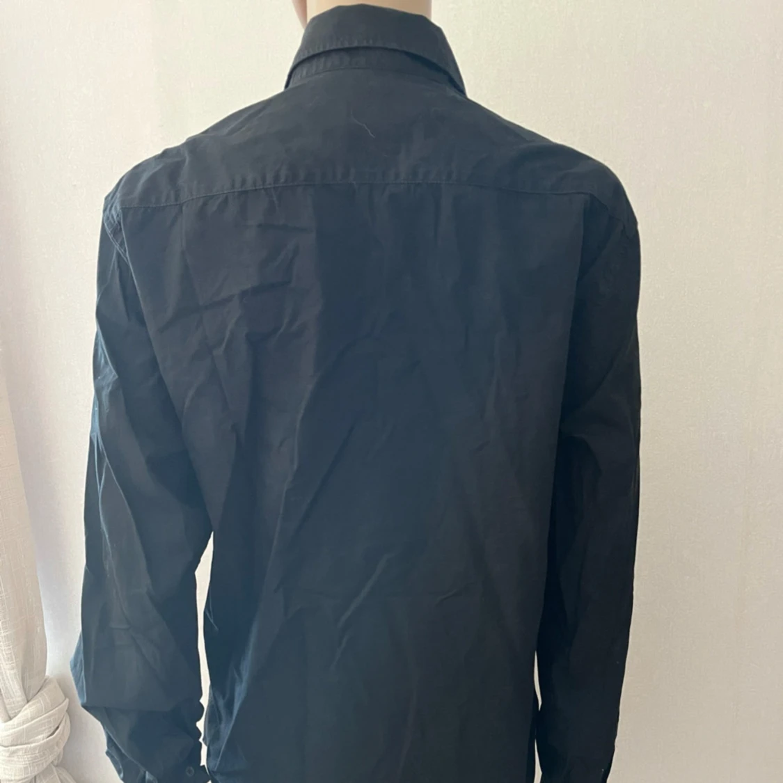 Svart skjorta långärmad - 90