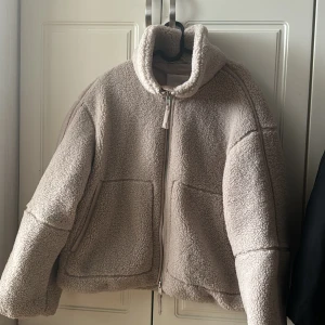 Pilejacka H&M - Pilejacka ifrån HM! OBS lite kortare modell. Sparsamt använd. Gråbeige, storlek M.
