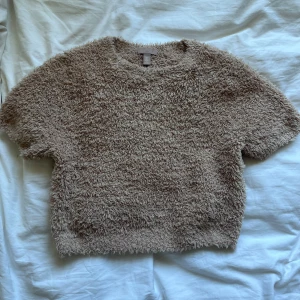 Fluffig tröja  - Jättegullig begie/brun fluffig croppad tröja som är perfekt till hösten!💘