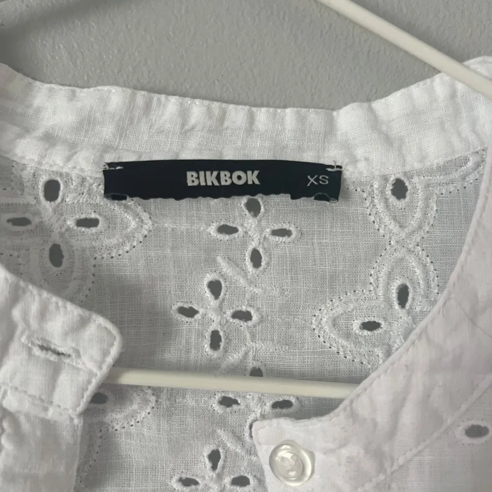 super söt blus från bikbok, säljer då den ej kommer till använding längre!❤️. Blusar.