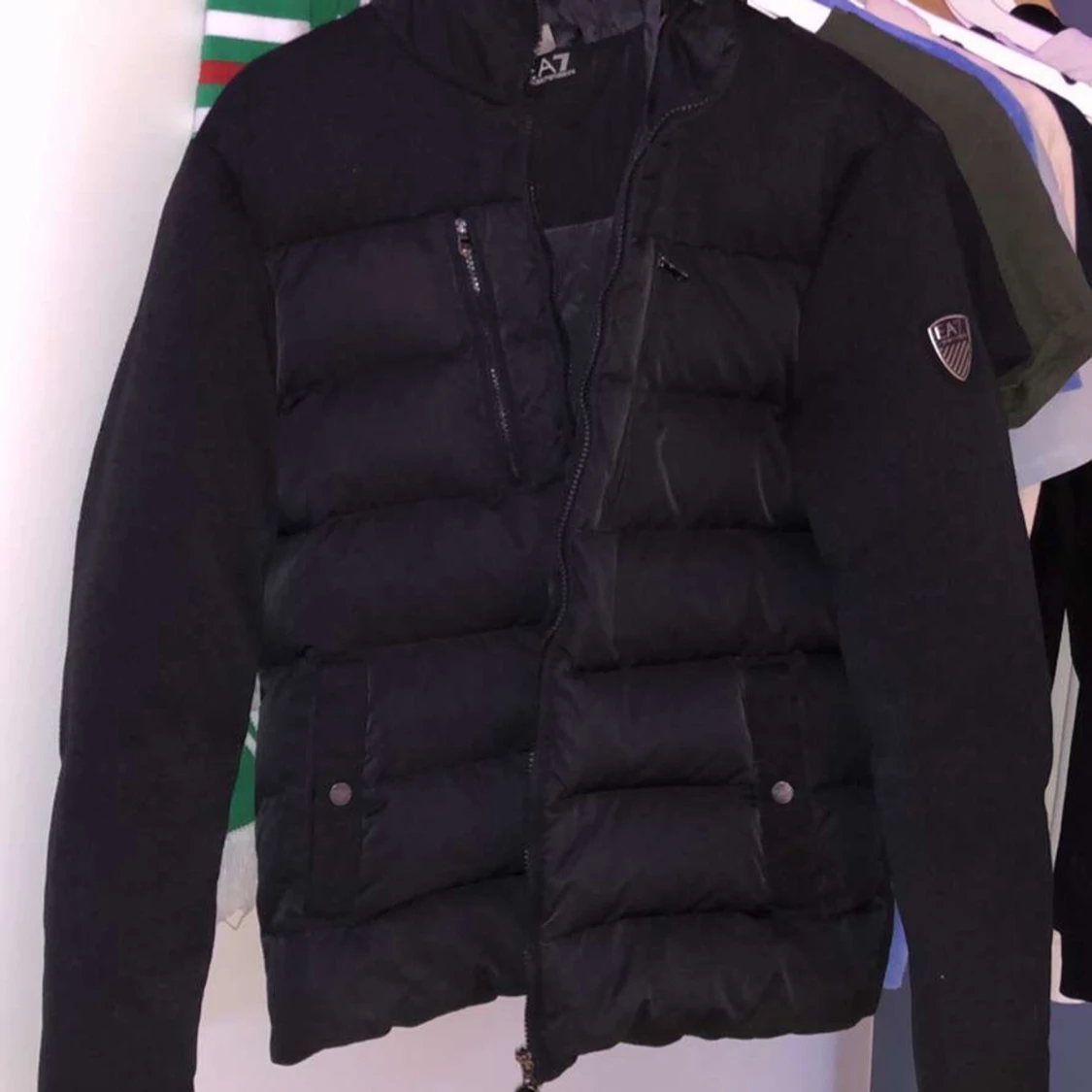 Svart pufferjacka från EA7