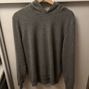 Oscar Jacobsson Kashmir hoodie S - Nyskick Oscar Jacobsson Kashmir hoodie🤩  Nypris.1600kr vårt pris 1000 Passar ca 170-180