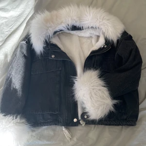 Jeansjacka med päls  - Snygg och varm oversized jeansjacka med vit päls. Slutsåld, pälsen och fodret går att ta bort så man får en vanlig svart jeansjacka 
