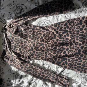 Leopard klänning - Säljer denna leopard klänning som jag aldrig använt  Ny köpt och endast tvättad💞 Jätte snygg öppning i ryggen