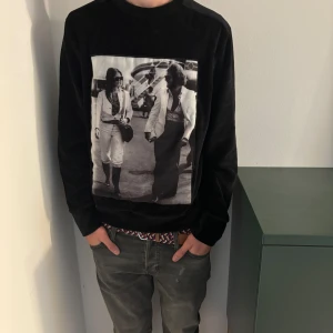Limitato limited edition sweatshirt - Limitato sweatshirt limited edition 14/400 Personen på bilden är 181cm lång och väger  65kg skick 9/10 nypris 3600kr✅