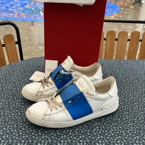 Valentino open  - Väldigt använda Valentino opens. Storlek 43. Skorna kommer lyftas upp med en tvätt. Box, dustbags och kort ingår. Nypris 7000. Perfekta vinter skorna. Pris kan diskuteras lite 