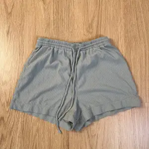 Gröna pyjamasshorts med resor och knyte. Etikett avklippt men troligen storlek S, dock liten i storleken 