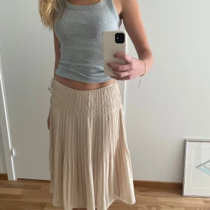 Kjol second hand - Söt kjol som är köpt på second hand i Madrid. Sitter på midjan på mig som vanligtvis är en storlek XS