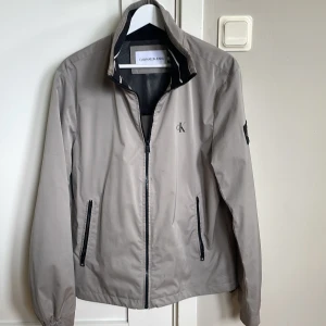 Calvin Klein Windbraker - Riktigt soft och unik Calvin Klein windbraker i storlek S med riktigt schysst passform.  Skick 9/10 då den blivit sparsamt använd men inte är ny. Priset är ej hugget i sten.
