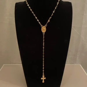 Guld Halsband✨ - Jätte gulligt guld halsband med kors längst ner😻  