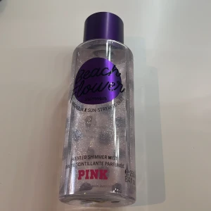 Peach Flower Scented Shimmer Mist från PINK - Säljer en Peach Flower Scented Shimmer Mist från Victorias secret PINK. Flaskan rymmer 250 ml och innehåller en skimrande body mist som doftar av vanilj och solkyssta blommor. Knappt använd, 80% av flaskan kvar! Doftar jätte gott