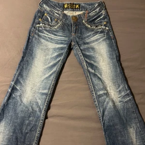 Vintage low rise jeans - Säljer dessa så najs low rise Red Pepper jeansen köpta på en vintage i Paris! En liten defekt på höger ben men inget man tänker på (sista bilden) ☘️❤️