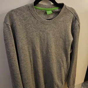 Hugo boss Green Salbo Grey  - Säljer en nästan oanvänd Hugo boss salbo tröja i mycket fint skick. Det är en stilig modell som inte skriker hugo boss med största trycket, denna tröja är stilren och otrolig kvalite. Köptes för 1300 på boozt.  Bvsa  /Simon
