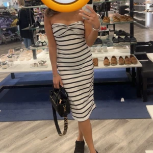 Klänning - Säljer min klänning som inte passar mig 