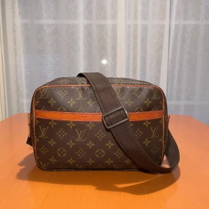 Louis Vuitton Reporter PM Crossbody axelremsväska  - Skick: 4,5/5. Har fler detaljerade bilder som jag kan skicka!, får endast plats med 5 här. Har en utförlig beskrivning också som inte får plats på annonsen som jag gärna kan skicka. Bevis på att den är äkta finns. Datumkod: SP0995. Butikpris:20 000kr