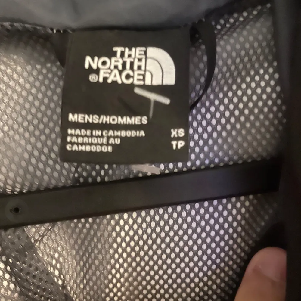 Svart northface jacka i bra skick, säljs pågrund av byt stil, stl xs men passar S mycket bättre.. Jackor.