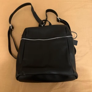 Svart ryggsäck  - Svart ryggsäck som man kan ha när man är ute i naturen osv. Helt ny, aldrig använd, fick den i present. 