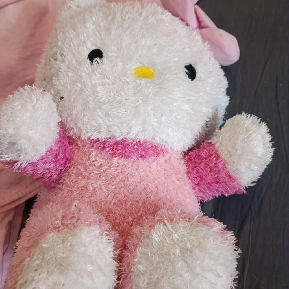 Hello kitty gossedjur den är köpt i usa på hobby lobby den är lite smutsig pågrund av hund men den är i väll skick obs betalning sker via swish. Accessoarer.