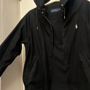 Ralph lauren jacka - Svart Jacka ifrån Ralph lauren i storlek M men passar S också.  köpt på macys i New york, jättefint skick. Nypris 2199kr