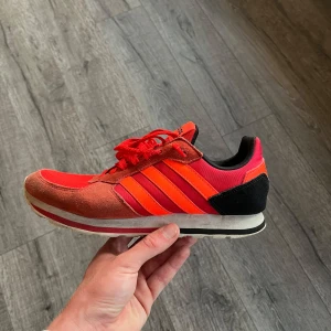 Adidas skor - Röda snygga adidas skor i använt skick 