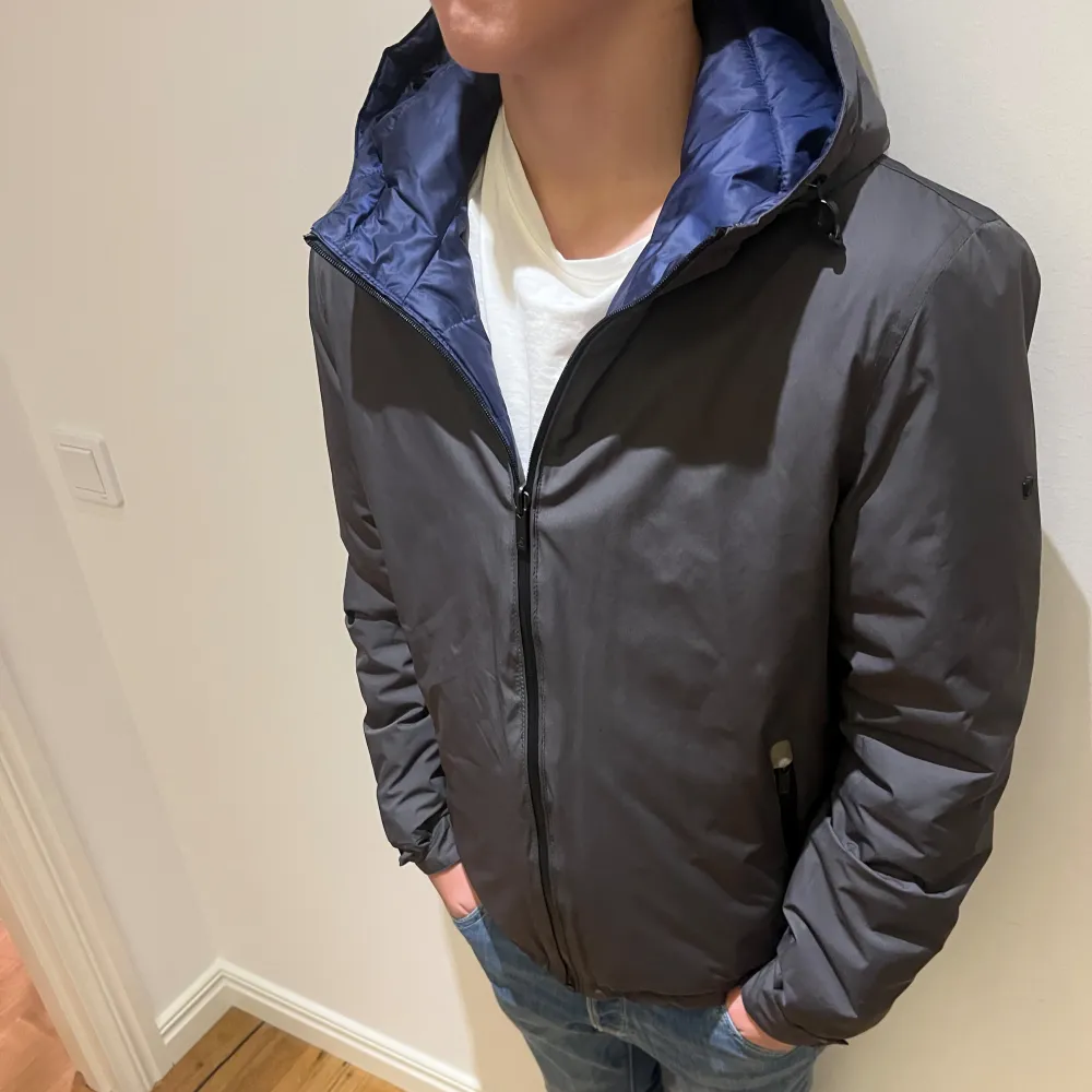 En sjukt fet reversibel dunjacka / windbreaker från massimo dutti i väldigt fint skick, perfekt för höst och vinter. Storlek M men sitter som S. Hör av er vid frågor!. Jackor.