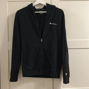 Zip hoodie - En svart zip hoodie ifrån champion i storlek S. skick 8/10. Används ej längre