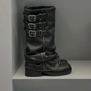 Bershka Buckled Slouchy Biker Boots - Säljer mina slouch stövlar från Bershka som är helt nya och oanvända i storlek 38! Slutsålda överallt❤️