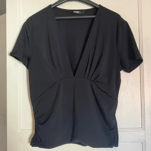 svart vringad topp - så snygg svart vringad topp från bikbok! perfekt till fest eller till vardags! står storlek L men liten i storleken. passar även S/M❣️⭐️