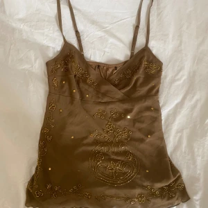 vintage linne - jättegulligt brunt vintage linne köpt på vinted. lappen är bortklippt men enligt tidigare ägaren är den från mango och i storlek S/M