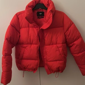 Dunjacka xs (röd/orange) - Använd ett fåtal gånger, som ny.  Storlek: Xs 